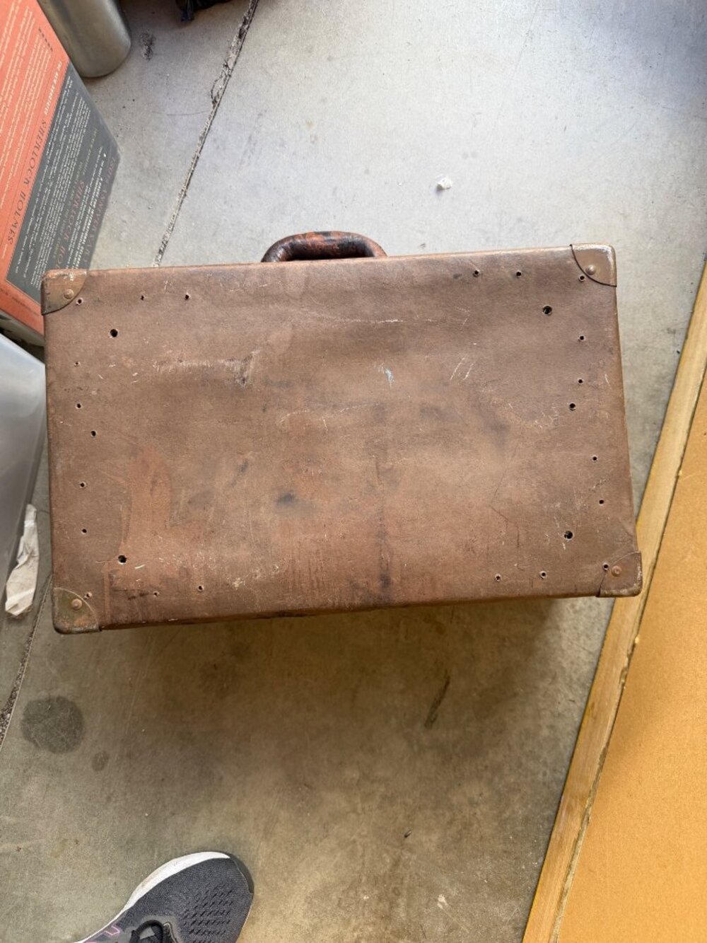 Antique Leather Hard-Shell Suitcase With Brass Hardware Patina & Railway Express - Picture 3 of 10